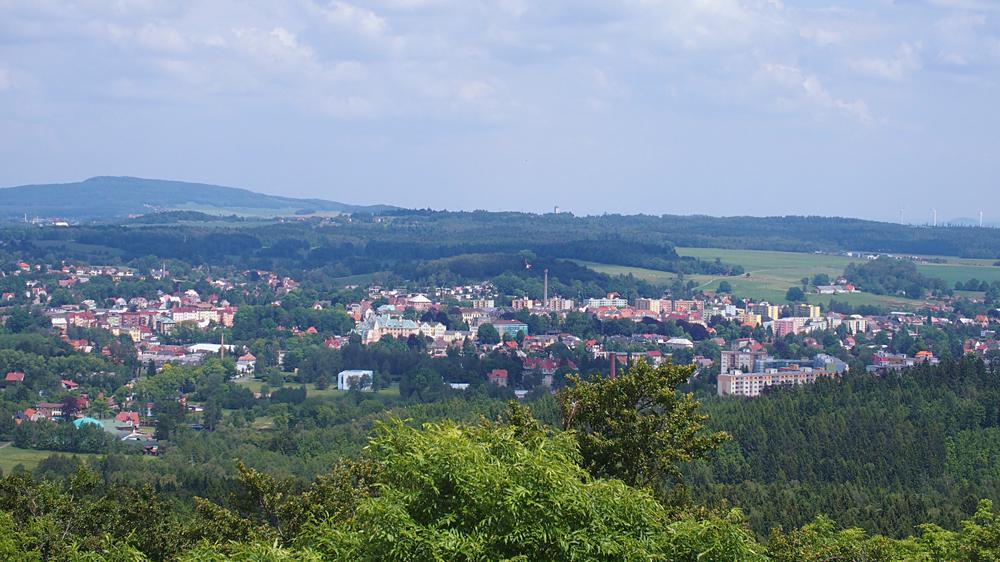 V�hled na Rumburk z rozhledny na Dymn�ku.