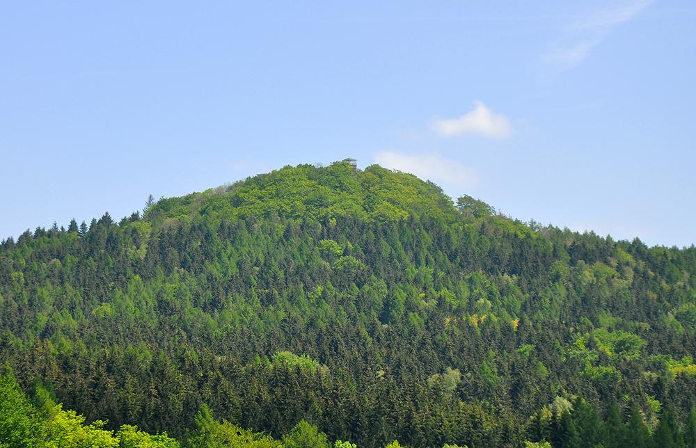 Vl�� hora s rozhlednou na Kr�snolipsku.