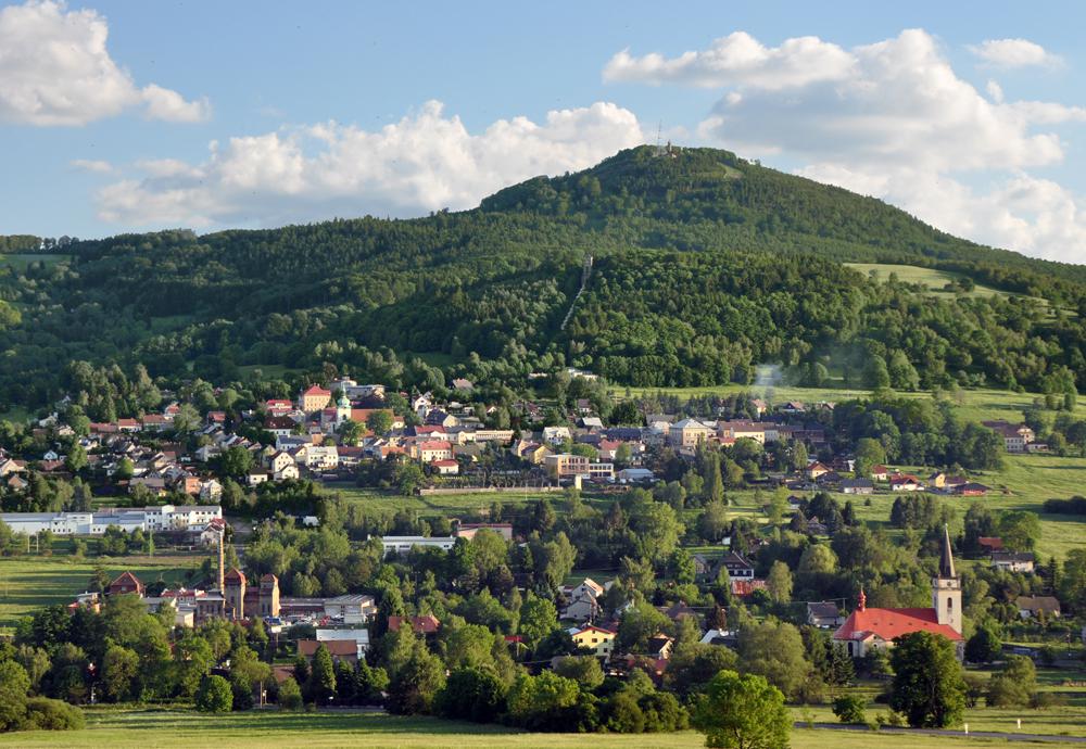 Ji�et�n pod Jedlovou - v pozad� Jedlov� v Lu�ick�ch hor�ch