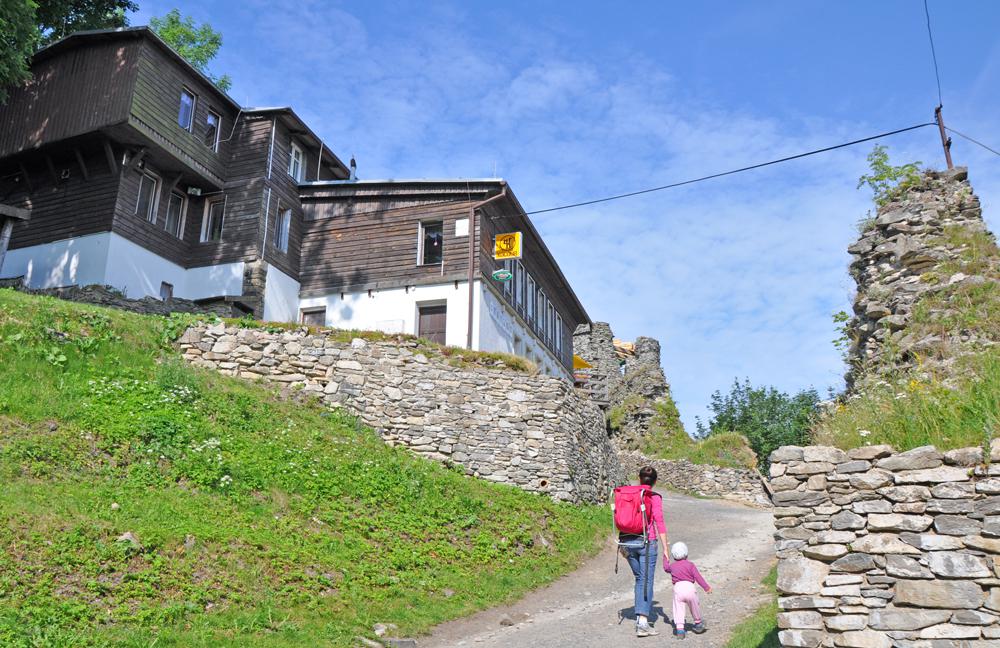 Restaurace na hrad� Tol�tejn.