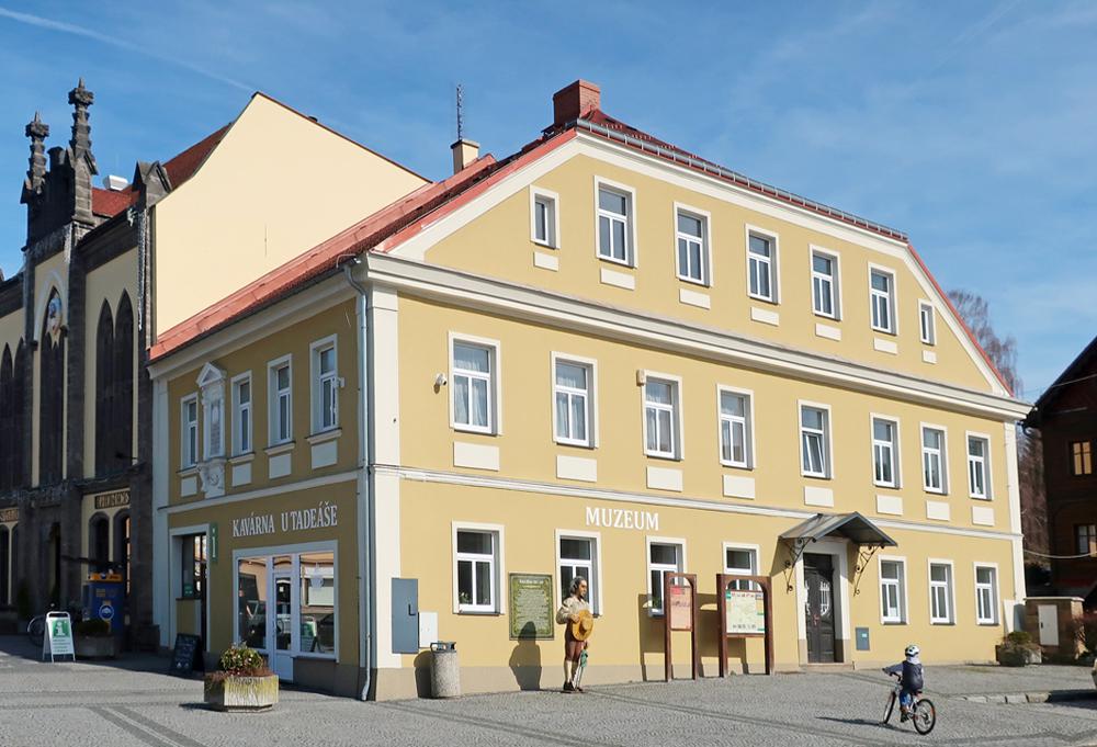Muzeum Tade�e Haenkeho v Ch�ibsk�.